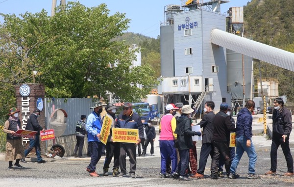 완공단계에 있는 남부산업 아스콘재생시설을 놓고 장성마을 주민들이 반대에 나섰다.