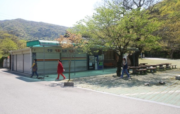 대흥사 주차장 앞에 있는 기념품 가게를 비롯한 진입로에 위치한 모든 가게들이 철거를 앞두고 있다. 