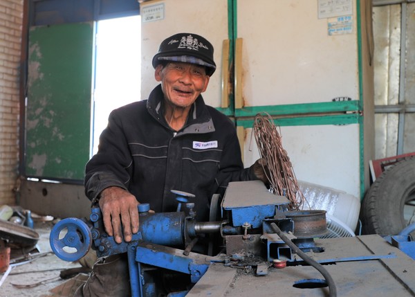 잡동사니 발명가 정성수 할아버지는 직접 만든 ‘폐전선 탈피기’로 피복을 벗긴 구리선을 팔고 있다. 