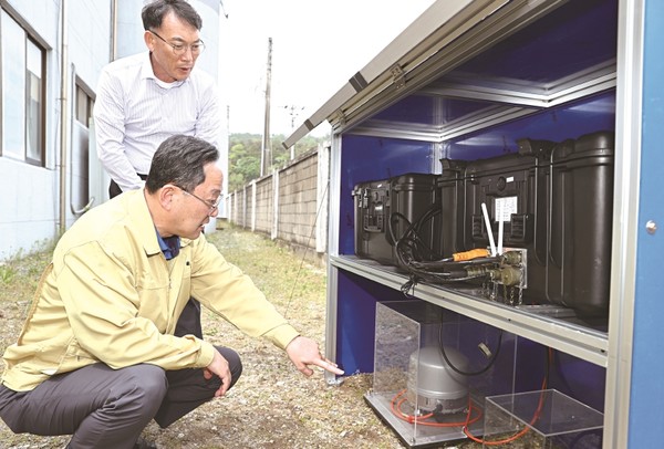 산이면 흑두리 인근서 잦은 지진이 발생한 가운데 명현관 군수가 화원면사무소에 설치된 임시관측망을 둘러보고 있다. 