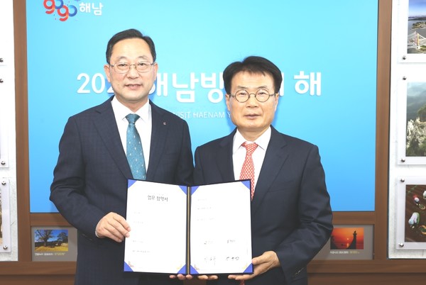 명현관 해남군수(왼쪽)와 이승옥 강진군수는 관광산업 상생발전을 위한 업무협약을 체결했다.