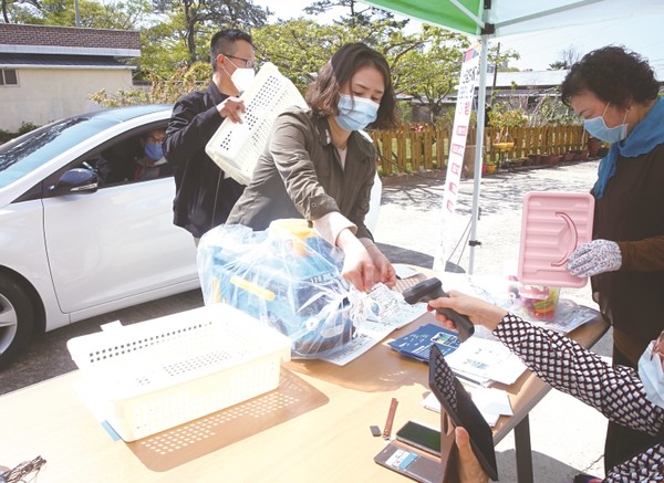 해남장난감도서관이 차를 타고 장난감을 빌릴 수 있는 '드라이브 스루' 방식을 도입했다.