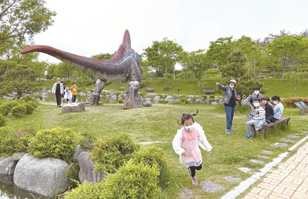 해남공룡박물관이 6일부터 개관한 가운데 입장료 50%를 해남사랑상품권으로 환급해 준다. 지난 황금연휴 기간에는 2,740명의 관광객이 이곳을 찾았다.