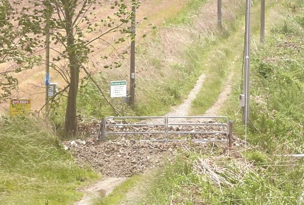 문내 혈도간척지내에 태양광사업이 추진되면서 혈도로 진입하는 모든 길이 파헤쳐졌다. 보리수확을 앞둔 농민들은 발만 동동 구르고 있다.