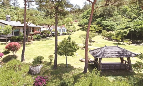 현산면 만안리에 자리한 금쇄원을 정원도 건물도 풍경처럼 펼쳐져 있다. 이곳은 박인석·이길자 부부가 자연을 벗 삼아 살아가는 공간이기도 하다. 