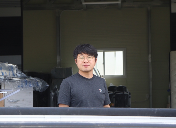 물리치료사였던 문승완씨는 조립과 이어짐으로 완성되는 가구가 좋아 아버지에 이어 상일리베가구·상일씽크를 운영하고 있다.