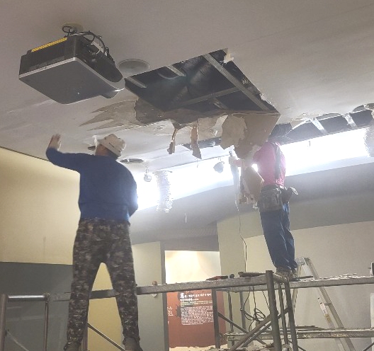 누수로 인해 비가 샌 고산윤선도 유물전시관에 대해 해남군은 긴급 보수에 나섰다.