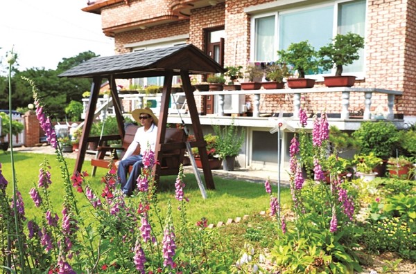 삼산면 문화마을에는 이홍근·김순례 부부 덕에 각종 야생화가 사시사철 피어난다. 작고 잔잔한 꼿을 좋아하는 이홍근씨는 정원에서 보내는 시간이 행복하다.