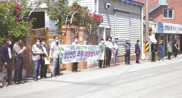 지난 9일 아열대작물 실증센터 유치를 위해 군민들은 110여 개 현수막을 거리에 내걸고 삼산면사무소 입구에서 실사팀을 환영했지만 결과는 장성군이 선정됐다.