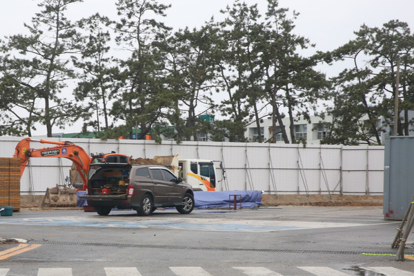 오랜 숙원사업인 작은영화관, 청소년복합문화센터 터 파기 공사가 한창 진행 중이다.