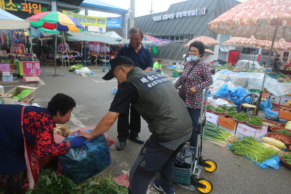 지난 1일부터 해남오일장에서 물건을 구입한 이용객들의 짐을 차까지 옮겨주는 배송도우미 활동이 시작됐다.