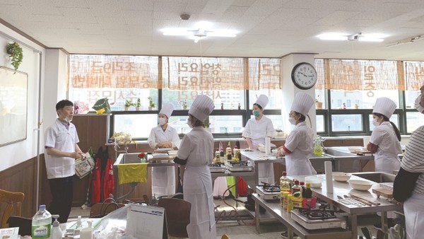 해남에서 생산되는 농수축산물을 활용하고 취·창업과 연계할 한식조리기능사 자격증반 양성과정이 지난 16일 개강했다.