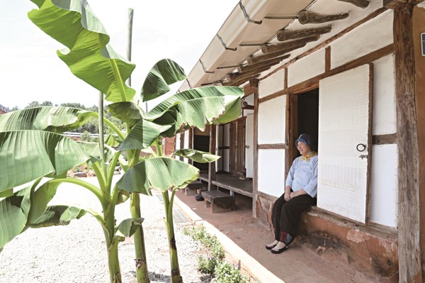 명유당은 정원을 마주하며 차와 쉼을 얻을 수 있는 곳이다. 비가 내리는 날이면 파초 이파리 위로 빗방울이 떨어지는 풍경을 보러 멀리서도 발걸음을 한다.