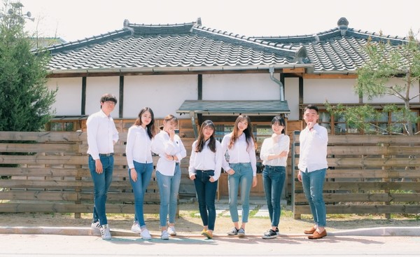 경북도의 ‘도시청년시골파견제’를 통해 청년이 농촌에 새로운 활력을 불어 넣고 있다. 문경시 산양면에는 경남 부산 청년 5명이 의기투합해 전통적인 감성 인테리어 카페 ‘화수헌’을 열어 지난해 방문객 4만명을 달성했다.