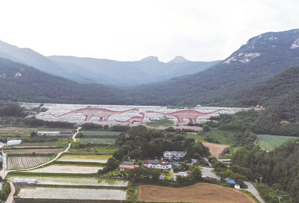 북평면 동해마을 저수지에 그려진 2마리의 공룡 사이로 귀여운 아기공룡이 탄생했다. 
