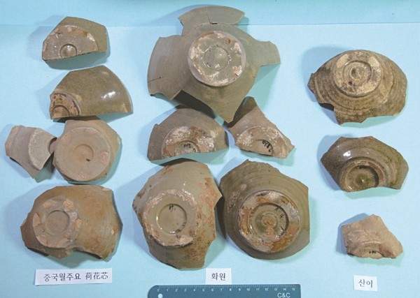 화원 사동리에서 발견된 청자 해무리굽 파편, 9세기 전반 중국 월주의 영향을 받은 것으로 추정된다. 