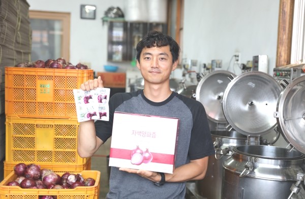 황산면 강민구씨는 ‘아따해남’이라는 브랜드를 운영하며 양파, 자색양파, 배, 사과 등을 가공해 전국에 판매한다. 