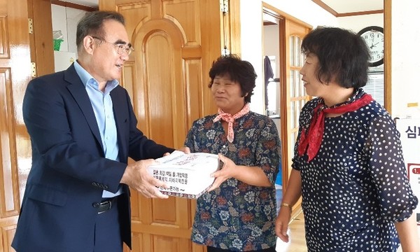 문내면은 경로당 50개소를 방문해 사랑의 청렴떡을 전달했다.