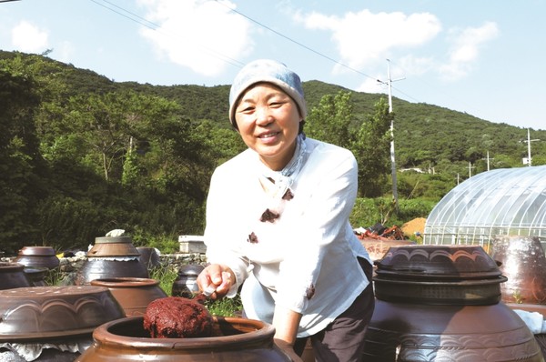 대한민국장류발효대전 고추장부문 최우수상을 받은 정선자 명인은 현산면 덕흥리에서 직접 재배한 농산물을 이용해 조상들이 만들던 전통방식으로 고추장을 담그고 있다. 