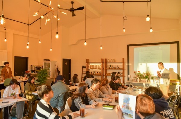 청년과 손잡은 홍성군은 청년공감 정책들을 만들어내고 있다. ‘청년 있슈 마을’ 청년들이 퇴근 후 자기계발의 기회를 갖고, 청년운동회 등 다양한 프로그램을 통해 청년들의 네트워크를 형성한다.