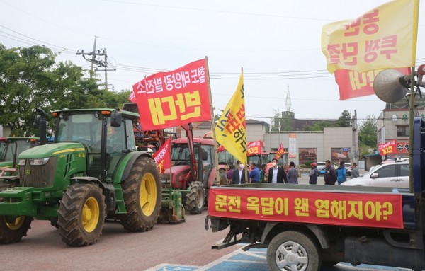 하루가 멀다하고 일어나는 각종 집단민원을 체계적으로 관리할 수 있는 행정시스템이 필요하다.( 혈도간척지 내 태양광 사업 반대 트랙터 집회)