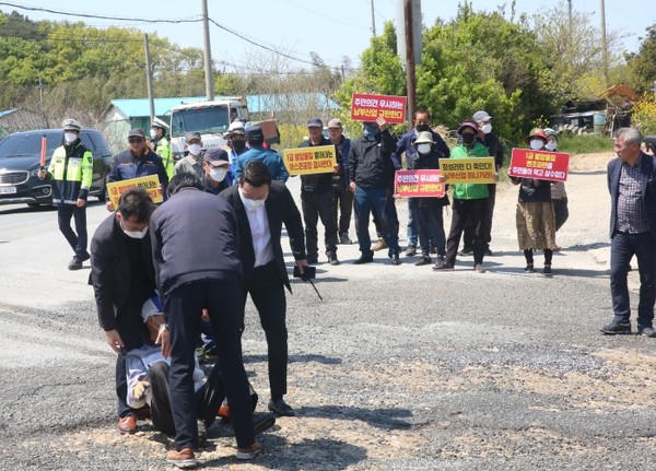 하루가 멀다하고 일어나는 각종 집단민원을 체계적으로 관리할 수 있는 행정시스템이 필요하다.(마산 장성리 폐아스콘 재생 시설 반대 집회)