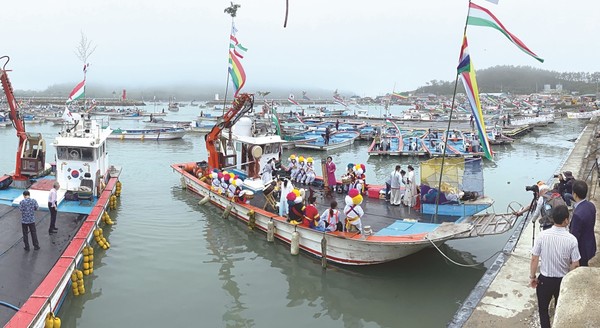 송지면 어란 주민들이 지난 29일 만호해역 해상시위를 위해 어란항에 집결했다. 이날 해상시위는 짙은 해무 때문에 도중 중단됐다.