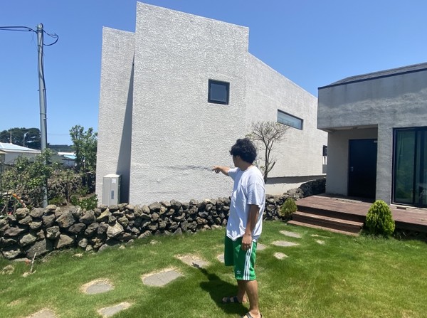 5년전 제주도로 이주한 윤모씨는 신축중인 옆집과의 법적 분쟁에서 행정의 지나친 치우침을 경험했다며 이에 따른 소송을 준비 중이다.  