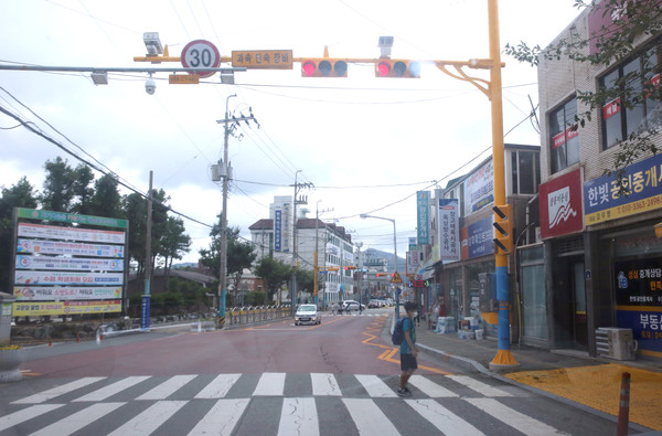 어린이 보호구역에 과속카메라 설치와 불법주정차 단속으로 안전에 대한 온도가 확연한 차이를 보이고 있다.(해남동초 스쿨존)