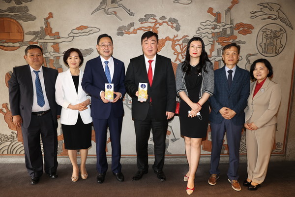 명현관 군수는 싱하이밍(邢海明) 주한중국대사와 만남을 갖고 농수산물 수출 확대 등 교류협력을 강화키로 했다.