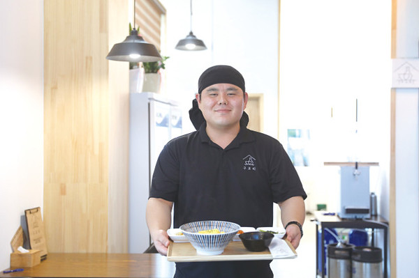 오대오 청년은 편안하게 밥 한끼, 술 한잔 할 수 있는 ‘구교리식당’을 열어 한 그릇의 위로를 전하고 있다.