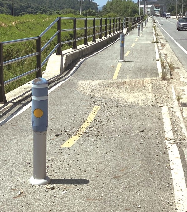 학동구간 자전거도로는 필요이상 파여 있고 안전봉이 높아 핸들 간섭이 일어나 갖은 사고가 발생하고 있다.