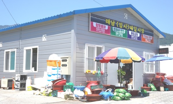 해남매일시장이 올 11월 착공을 앞두고 있는 가운데 상인들은 임시매장에서 장사를 하고 있다. 