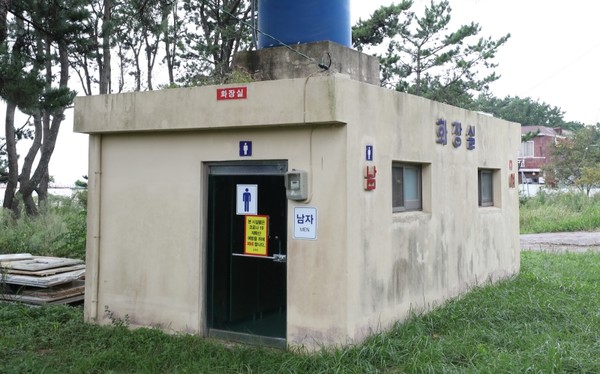 해남군이 노후된 사구미해수욕장의 화장실을 철거하고 2억5,000만원을 들여 새로 신축한다.