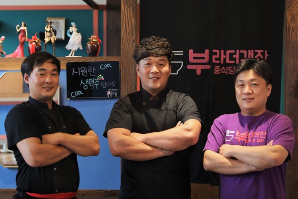 김철호(우), 김철웅(가운데), 김철범(좌) 형제는 지난 3월 해남읍 구교리에 중식당과 포차를 결합한 중식포차 ‘부라더객잔’을 열었다. 
