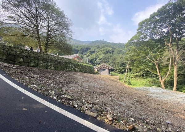 은적사 입구 비자림이 통째로 사라져 버린 가운데 25년 전 은적사 비로전을 짓기 위해 베어질 비자를 신도들이 마산면사무소로 옮겼을 만큼 비자나무는 은적사의 상징이었다. 