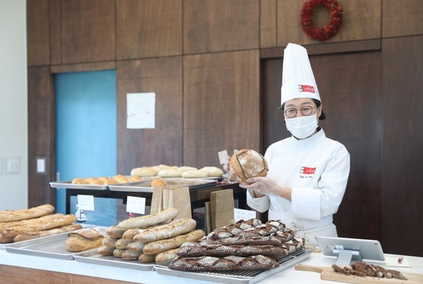 갓 구운 빵 냄새가 풍기는 삼산브레드에는 훈훈한 온기를 나누는 윤미순 제빵사가 손님들을 맞이한다. 