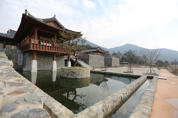 건물 완공 후 방치하다시피 한 건물들이 제 기능을 찾으며 특화된 공간으로 성장하고 있다.( 땅끝순례문학관) 