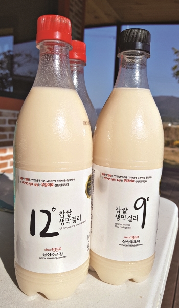 삼산주조장이 다양한 막걸리 애호가들을 위해 찹쌀막걸리 9도와 12도를 출시했다. 
