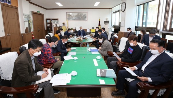 해남군의회는 해남중학교 축구부 합숙소 폐쇄에 따른 대안을 모색하고자 협의회를 구성했다.