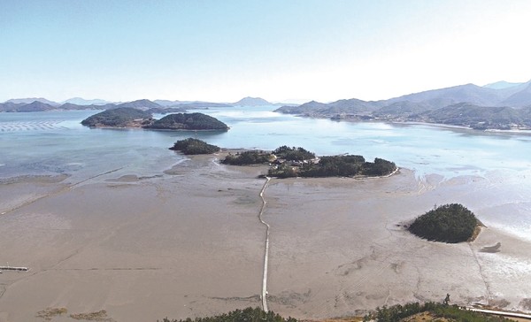 물이 갈리면 길이 드러나는 신비의 섬 토도리. 하루 두 번 육지가 되는 토도는 완도에 속한 섬이지만 해남에 생활권을 둔 작은 섬마을이다.