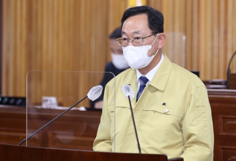 명현관 군수가 군의회 정례회 시정연설에서 내년 군정방향을 발표하고 있다.