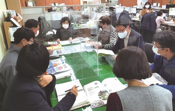 해남군 홍보팀은 땅끝해남소식에 군민들이 알아야할 정보를 싣기 위해 매달 기획회의를 한다.