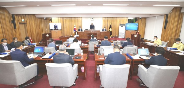 해남군의회가 25일간의 정례회기를 마친 가운데 사찰 문화재 관련 지원예산도 꼼꼼히 살피고 나섰다.