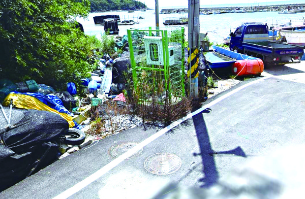 농촌바닷가의 흔한 풍경이 돼 버린 쓰레기 야적, 해상과 육상의 경계선에 위치하고 있어 행정의 영향이 미치지 못하고 있다.