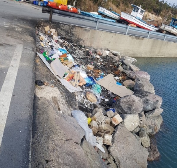 송지 한 어촌마을 선착장, 온갖 음식물쓰레기와 생활쓰레기를 장시간 소각시키면서 도로 철제 펜스까지 그을린 상태로 방치되어있다.