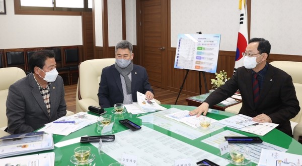 명현관 군수와 김성일·조광영 도의원이 해남발전을 위한 주요현안을 놓고 간담회를 가졌다.