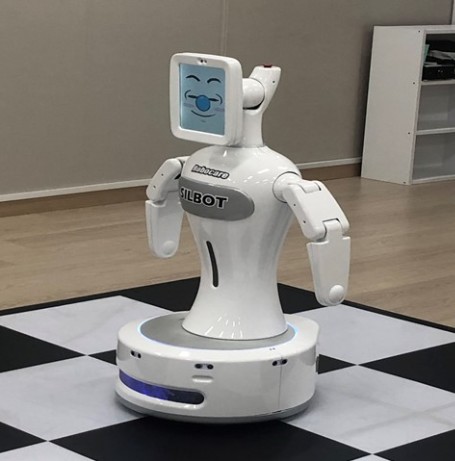 해남군보건소가 그룹교육용 인지훈련 프로그램이 탑재된 로봇을 활용해 치매예방에 나선다.(그룹형 로봇 실벗)