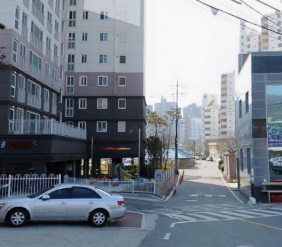 베네파크 아파트 앞 진입도로는 아파트 주민과 도로이용차량 간 사고위험이 매우 높은 곳으로 빠른 조치가 필요한 곳이다.