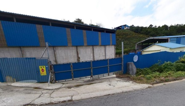 화산면 용덕마을 뒷산에 위치한 비료공장에서 나오는 악취로 인근 마을 주민들이 고통을 호소하고 있다.